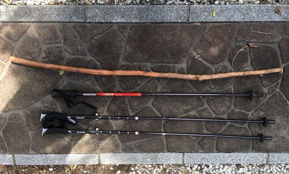 トレッキングポールと木の杖